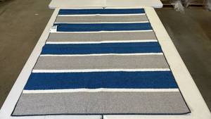 lot 3081 image: Room Essentials Rug, 4x5