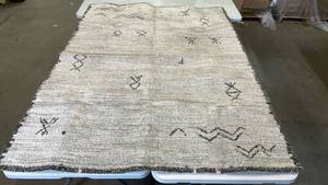 lot 3120 image: Area Rug, 5x68