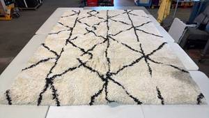 lot 8040 image: Threshold 7x10 Black and White Shag Area Rug