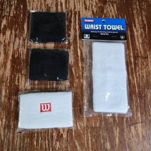 lot 46 image: Tourna and Wilson Tennis Wrist Towels Set