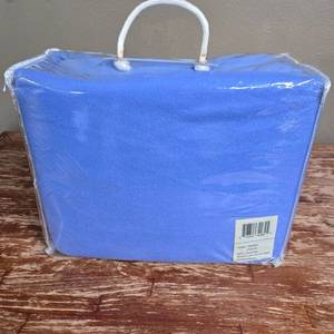 lot 52 image: 4- pc Queen Fleece Bed Sheets