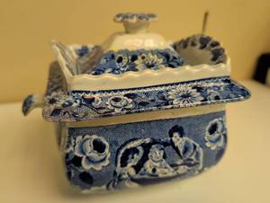 lot 16913 image: Blue & White Porcelain Lidded Trinket Box by Clews Stone