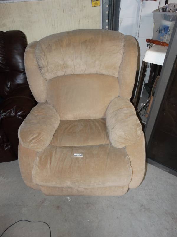 lot 10164 image: Plush Recliner