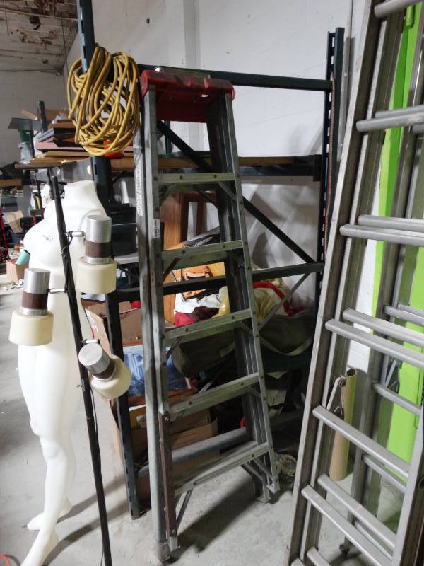 lot 10175 image: Ridgid 6ft Fiberglass Step Ladder