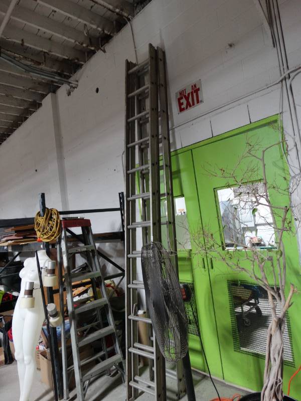 lot 10176 image: 24ft Aluminum Extension Ladder