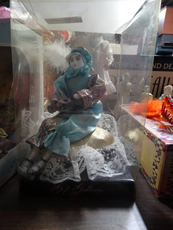 lot 10196 image: Gift Gallery Revolving Musical Ladies