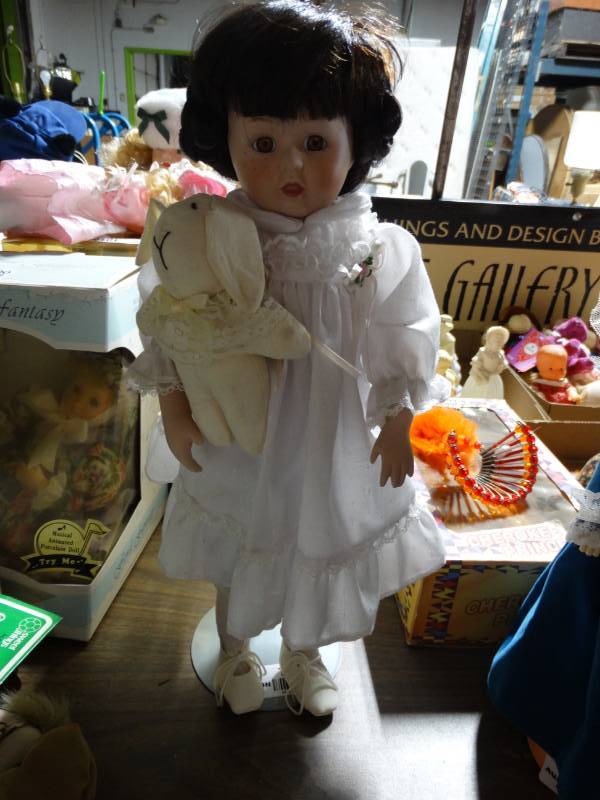 lot 10197 image: Kaiser Chicago Porcelain Doll with Stand