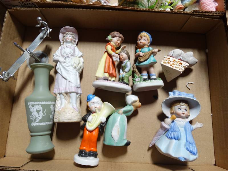 lot 10202 image: Lot of Small Porcelain Figurines