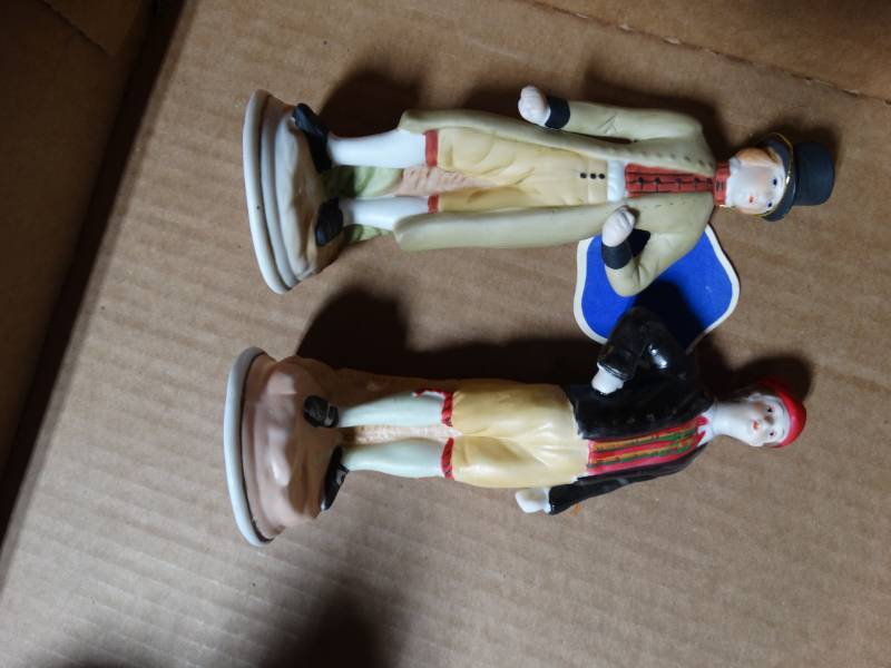 lot 10205 image: Lot of 2 Porcelain Figurines