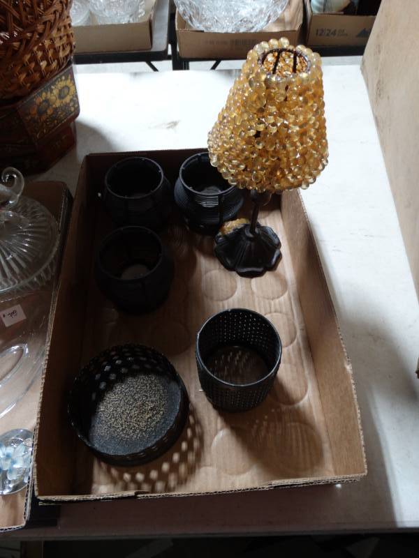 lot 10218 image: Lot of 6 Metal Candle Holders