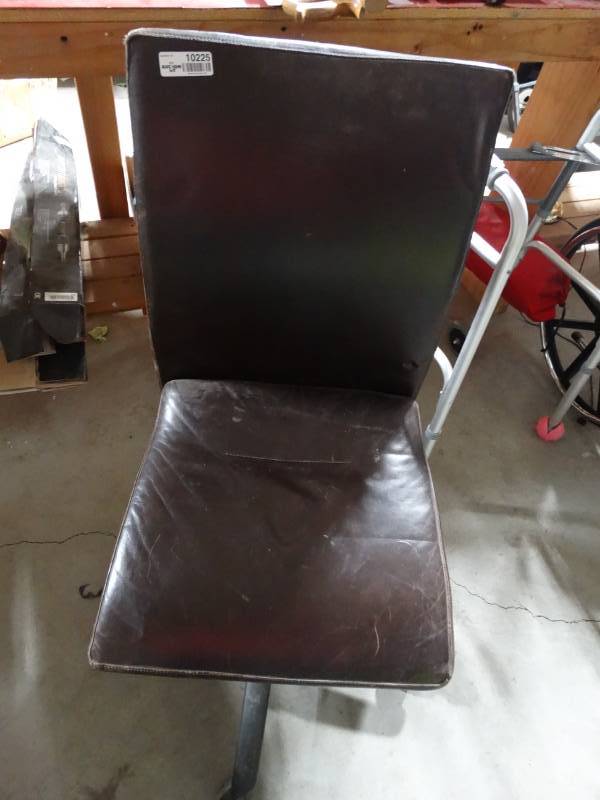 lot 10225 image: Leather Rolling Office Chair