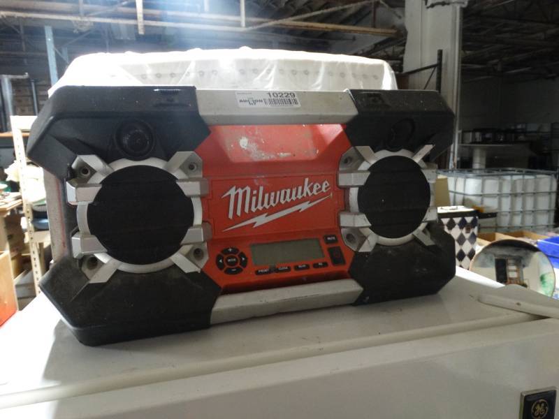 lot 10229 image: Milwaukee Jobsite Radio