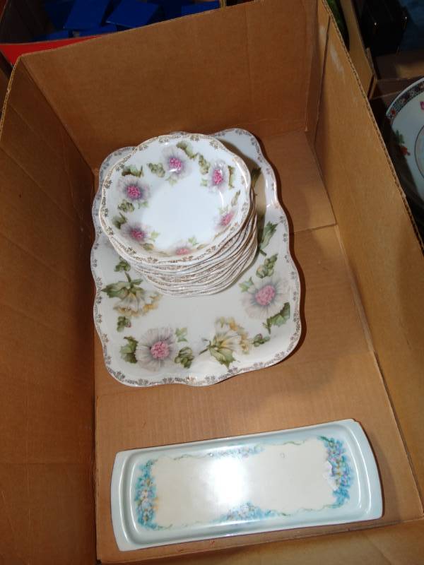 lot 10237 image: Set of 12 Pieces of China
