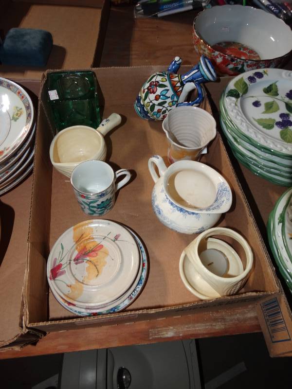 lot 10239 image: lot of misc pottery and glassware