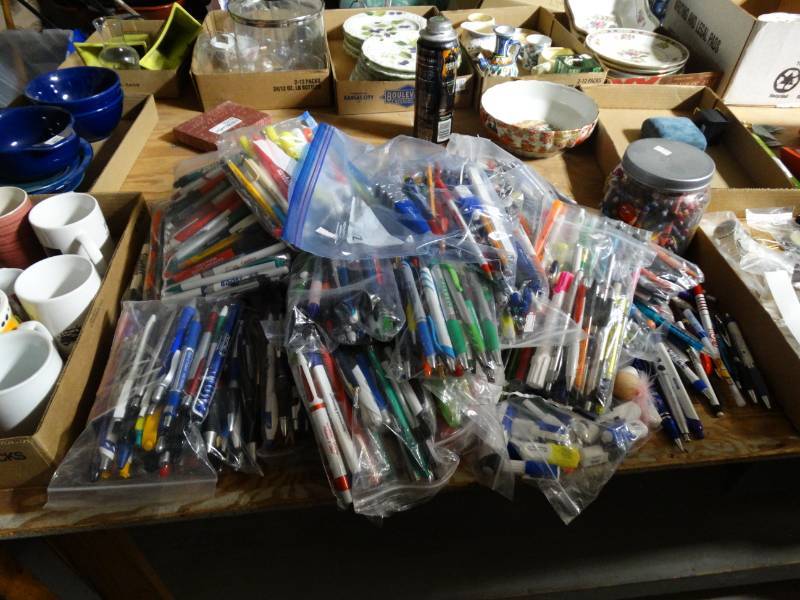 lot 10246 image: large lot of ink pens