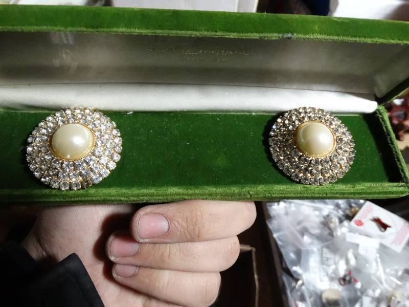 lot 10250 image: Nancy Katz bridal shoe clips