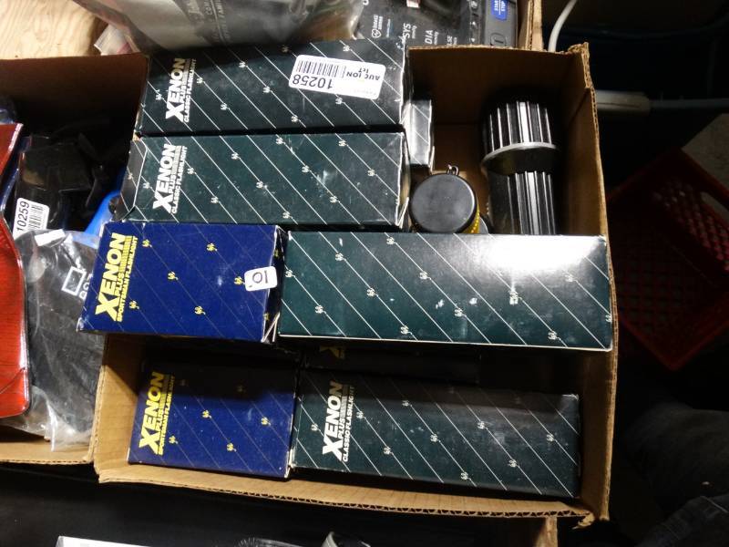 lot 10258 image: lot of vintage xenon plus flashlights