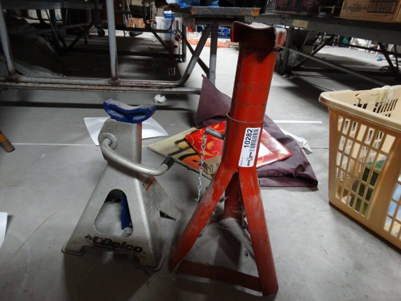 lot 10282 image: two jack stands