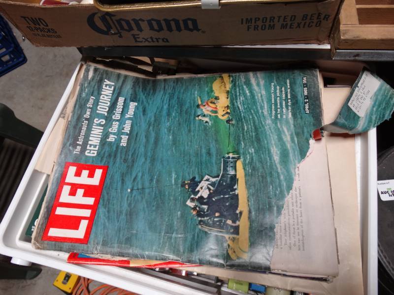 lot 10323 image: lot of Time magazines and misc books