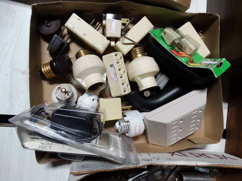 lot 10341 image: lot of outlet adapters and light bulb adapters