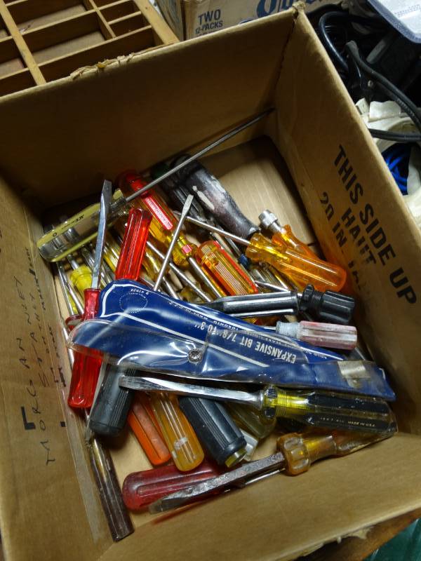 lot 10351 image: lot of varies screw drivers