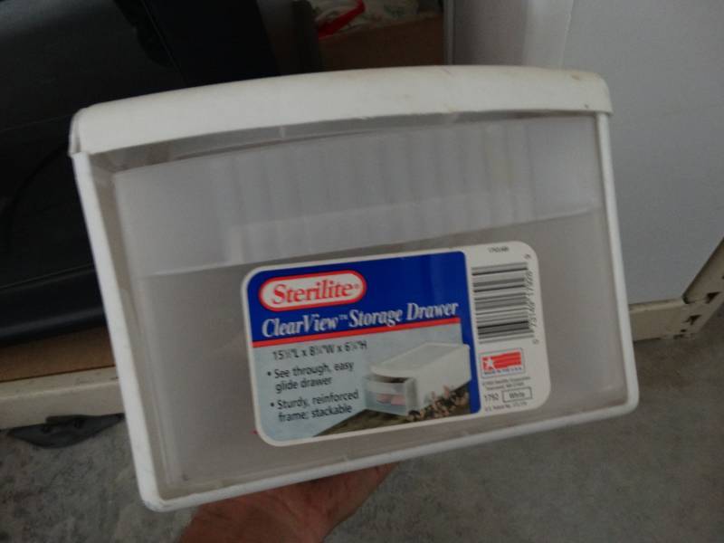 lot 10399 image: lot of plastic organizers