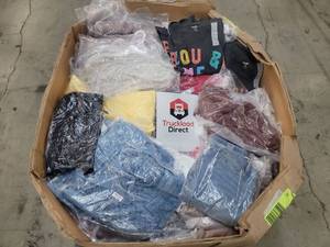 lot 53411 image: Womens Summer Clothing Old Navy - Several Hundred Plus Sizes (X-4X)