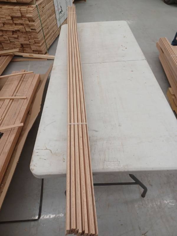 lot 4049 image: 10 Pieces Oak Base, 8ft L x 3 116 H, 80 Linear Feet