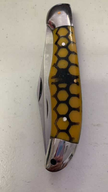 lot 117 image: Handmade Honeycomb Pattern Pocket Knife approx 5.25 inches when folded