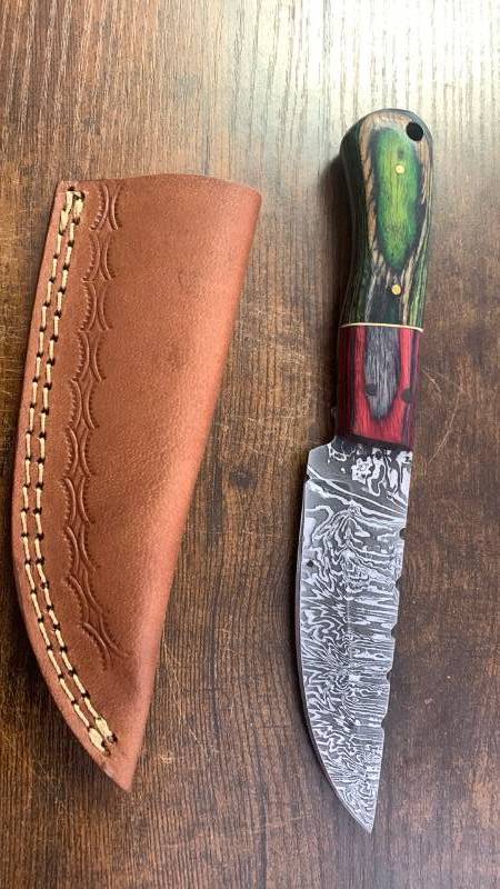 lot 15 image: Handcrafted Damascus Steel Full Tang Blade Knife with Leather Sheath approx 8 inches Hunting Fishing Skinner