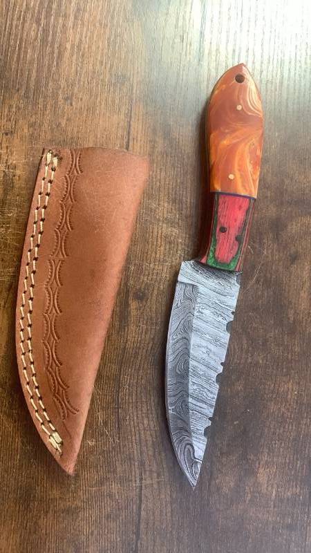 lot 14 image: Handcrafted Damascus Steel Full Tang Blade Knife with Leather Sheath approx 8.5 inches Hunting Fishing Skinner