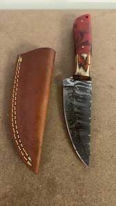lot 2 image: Handcrafted Damascus Steel Knife Full Tang Blade with leather sheath hunting fishing approx 8.5 inches
