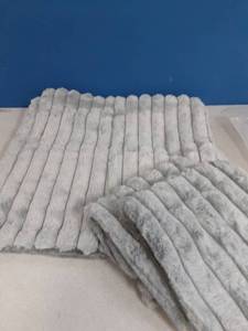lot 847 image: 19x1 Throw Pillow Covers 4 Pack - Retail $0