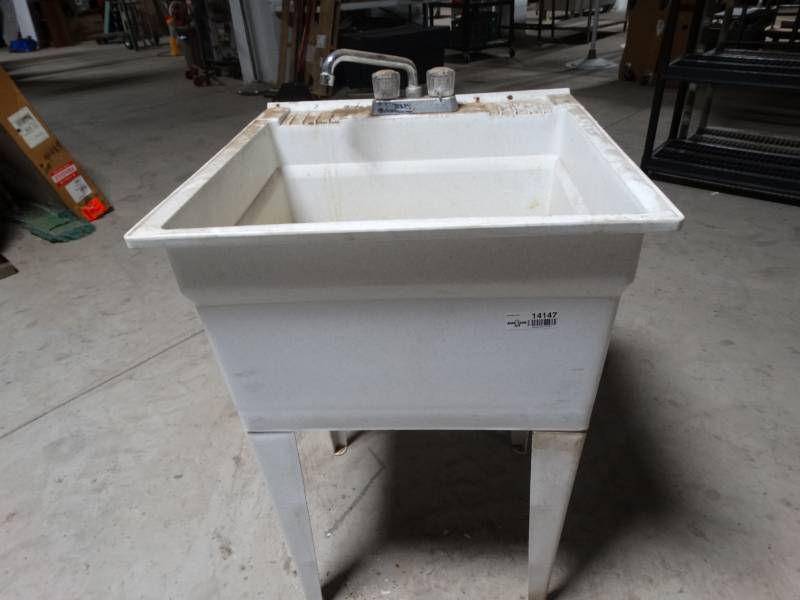 lot 14147 image: Utility sink w faucet