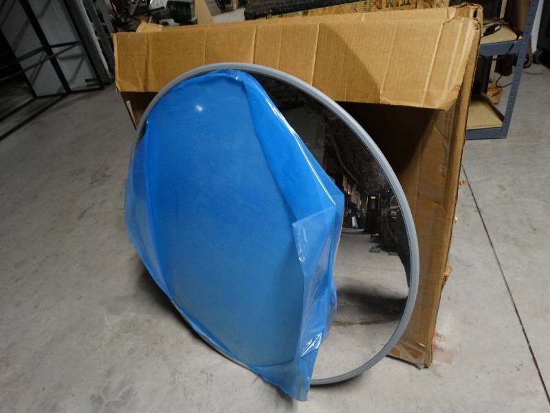 lot 14149 image: Large 36 round security mirror- New in box