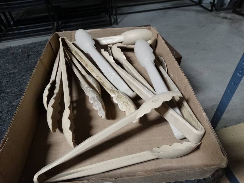 lot 14150 image: Lot of plastic tongs