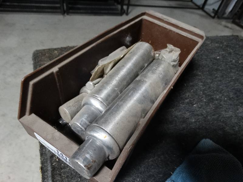 lot 14152 image: Lot of various equipment legs