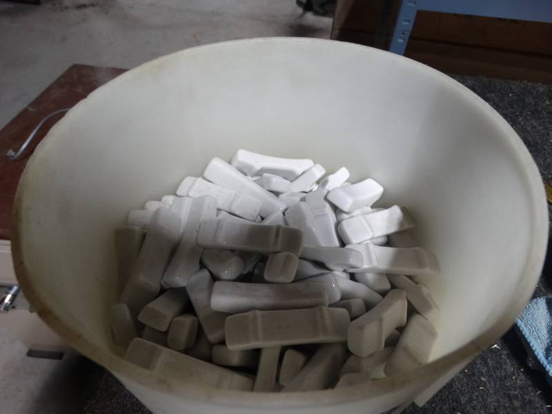 lot 14155 image: Bucket of porcelain pieces