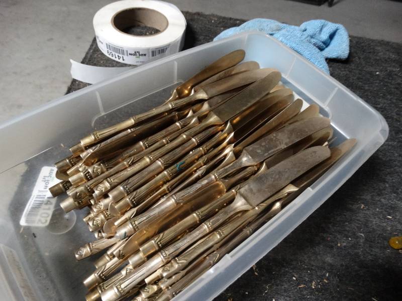 lot 14165 image: Lot of brass bamboo look knives.