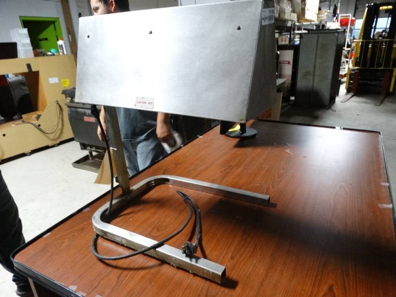 lot 14190 image: Vollrath 2 bulb counter top food warmer.