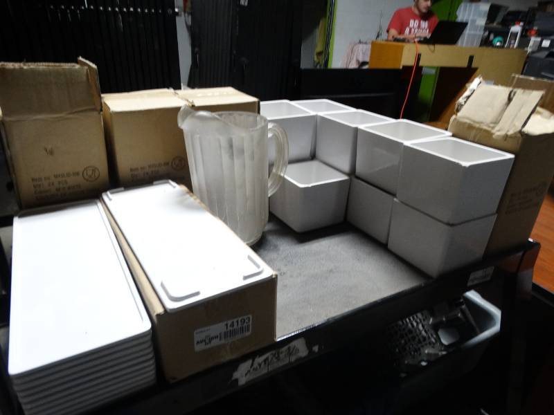 lot 14193 image: Lot of red brick food containers and lids.