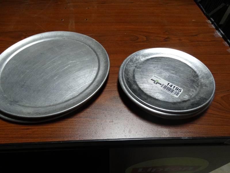 lot 14195 image: 8 small pizza pans.