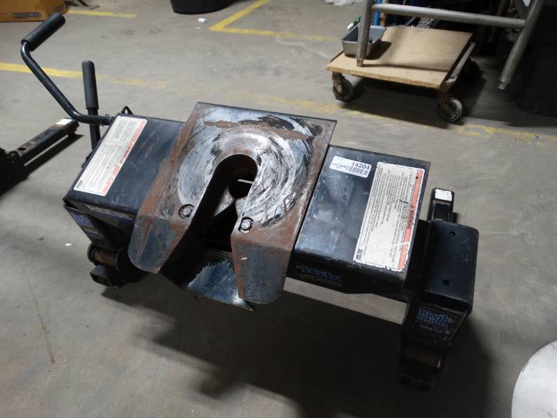 lot 14204 image: Reese kwik slide 16k fifth wheel hitch.
