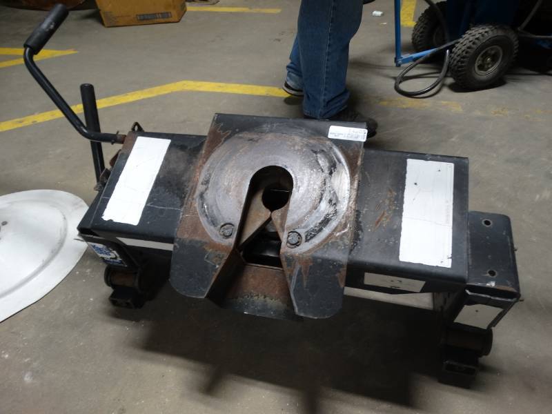 lot 14205 image: Reese kwik slide 16k fifth wheel hitch.