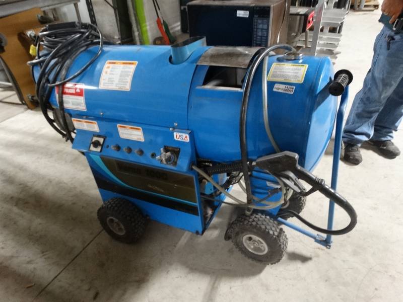 lot 14206 image: Premium Delco Versa 2350, 4GPM, 2000PSI Hot Water Pressure Washer.
