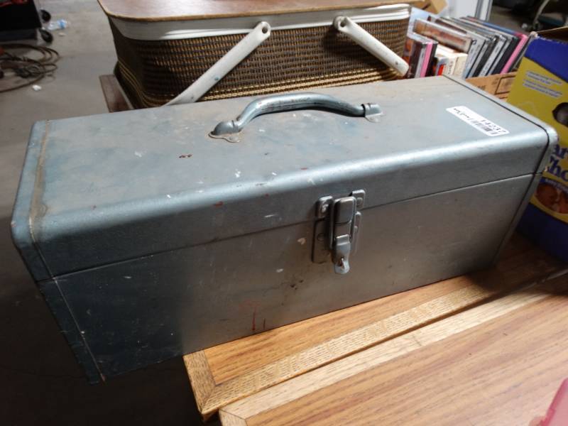 lot 14237 image: Tool box.