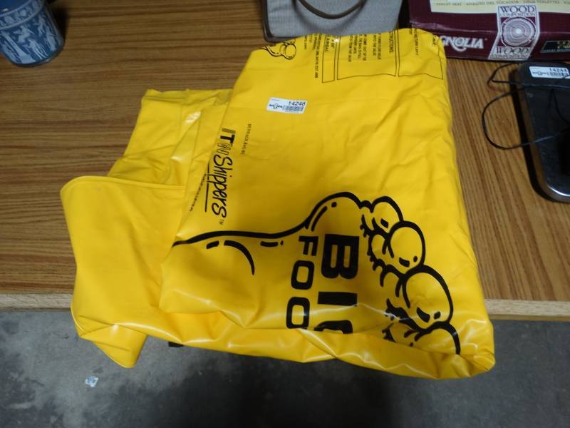 lot 14246 image: Dunnage bag by TW shippers.