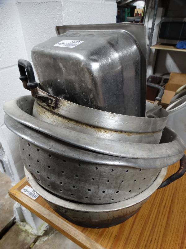 lot 14261 image: Cooking pots and a colender.