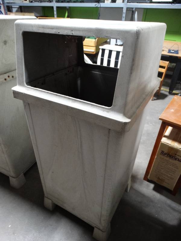 lot 14263 image: Commercial rubbermaid trashcans.