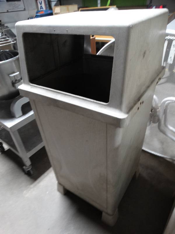 lot 14264 image: Commercial rubbermaid trashcans.